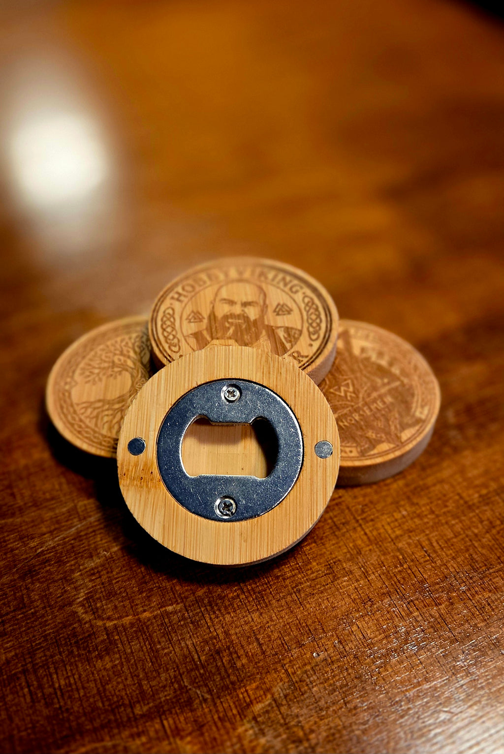 Magnetischer Flaschenöffner aus Bambus – Nordische Motive mit Lasergravur